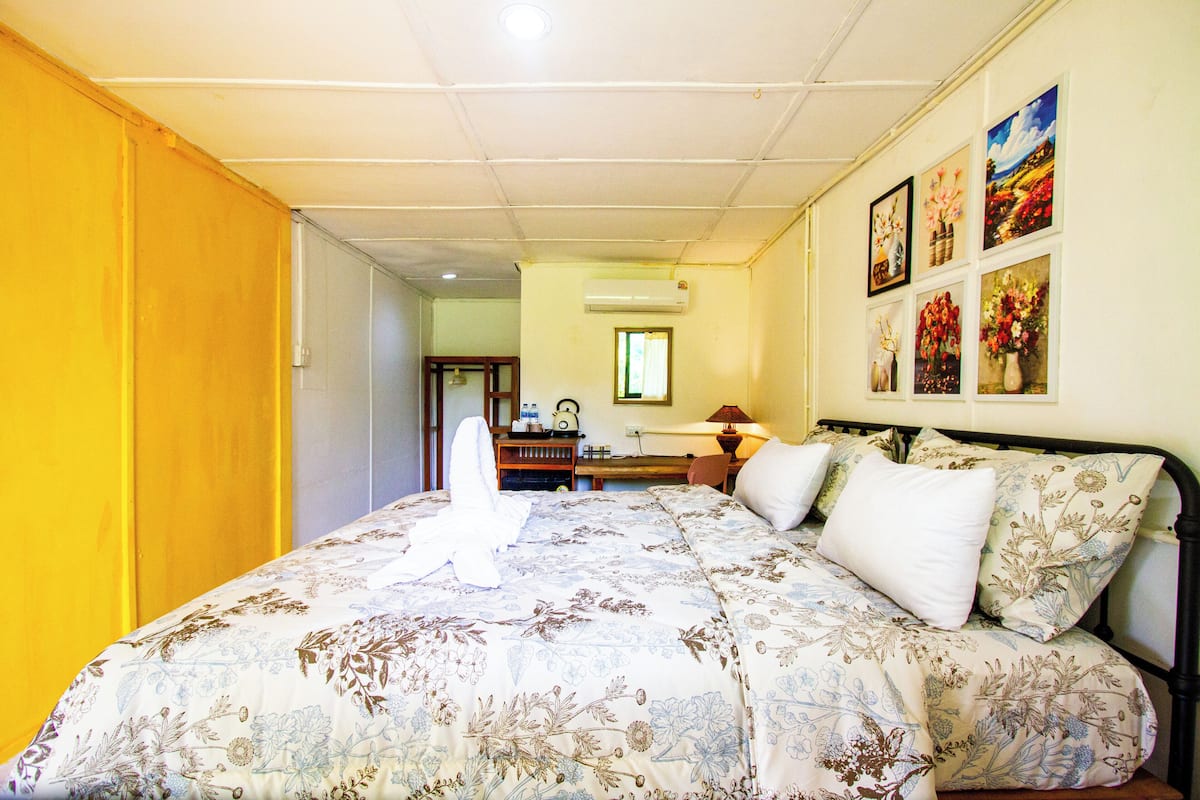 Deluxe Room | Desk, free WiFi, bed sheets