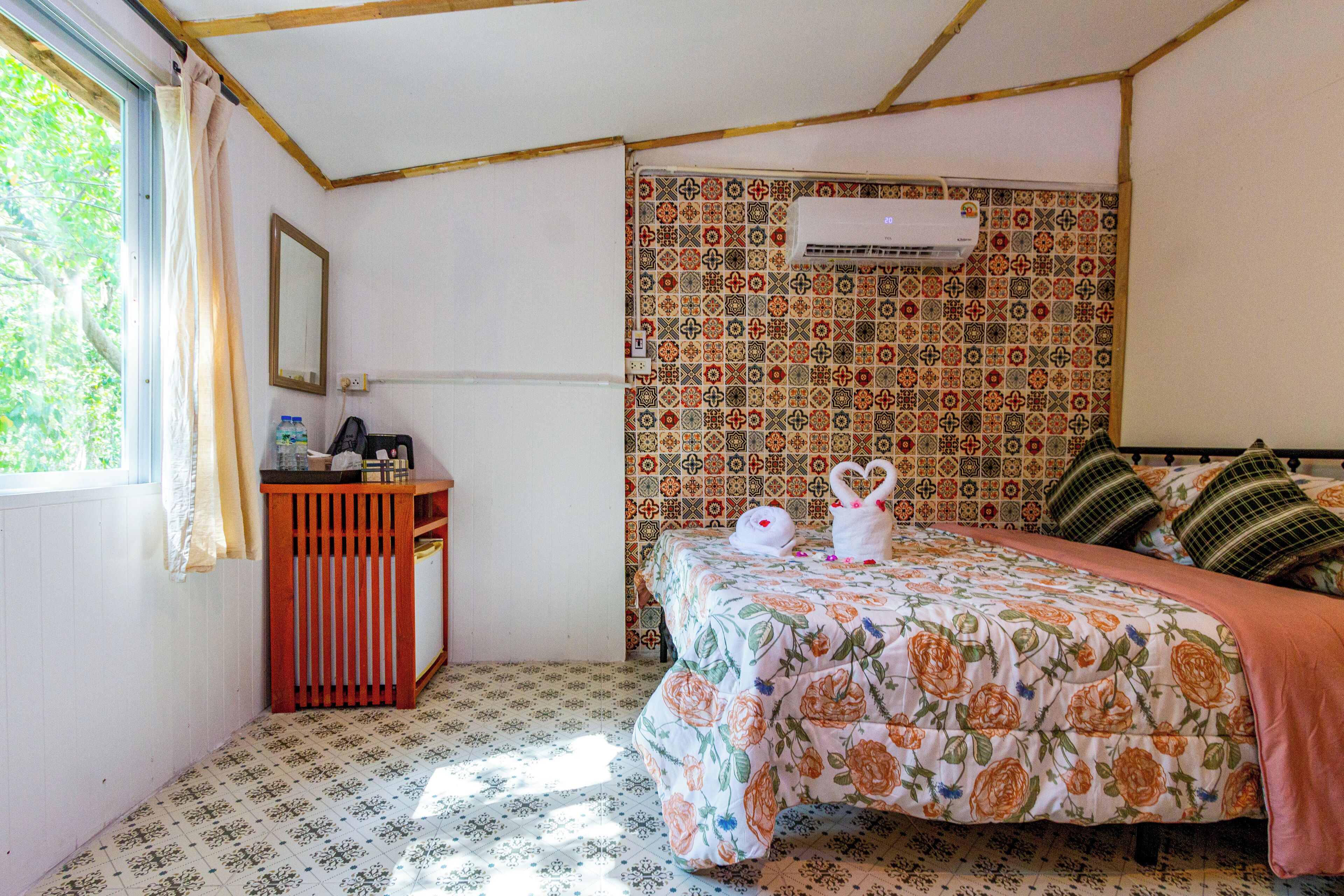 Escritorio, wifi gratis y ropa de cama 