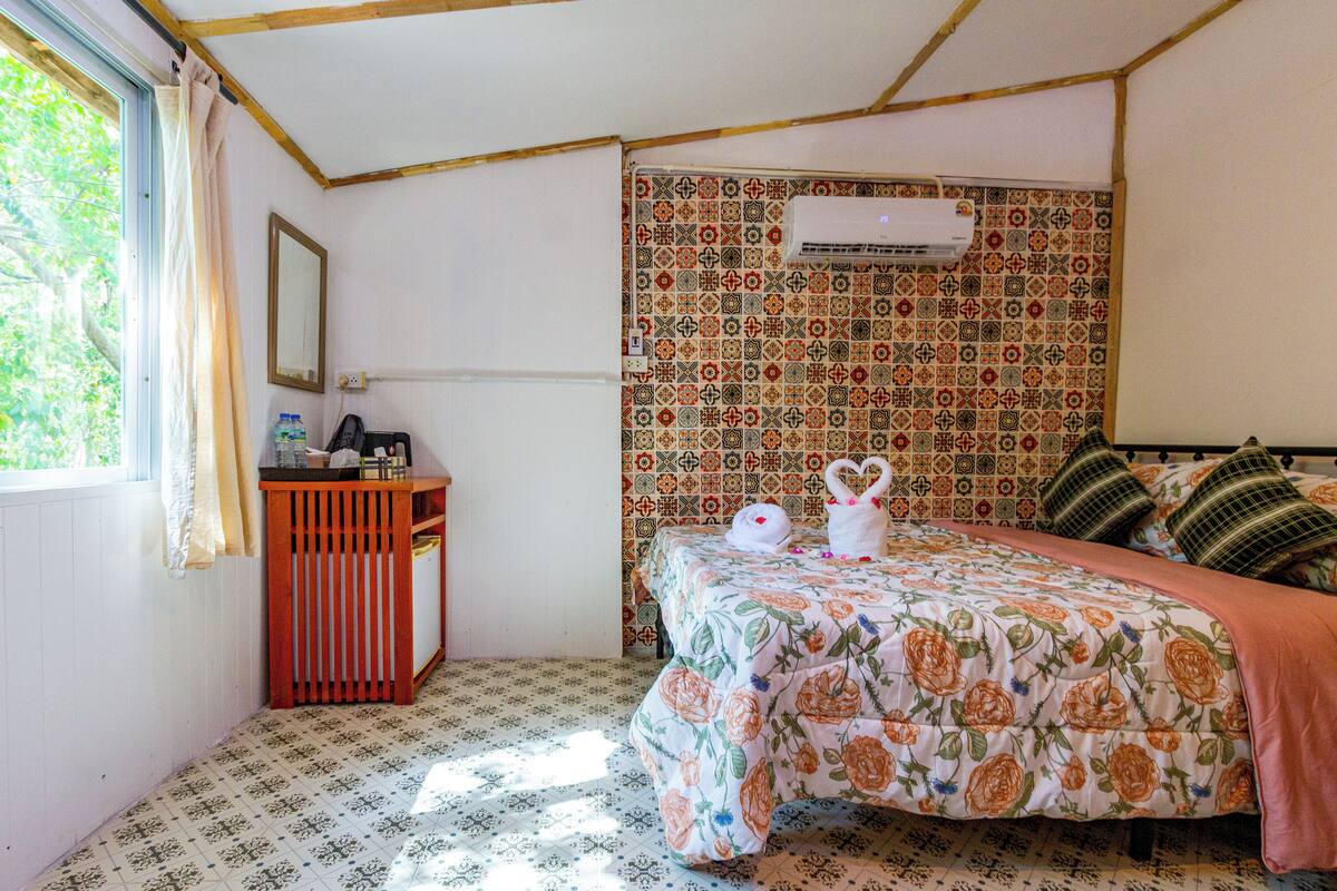 Escritorio, wifi gratis y ropa de cama