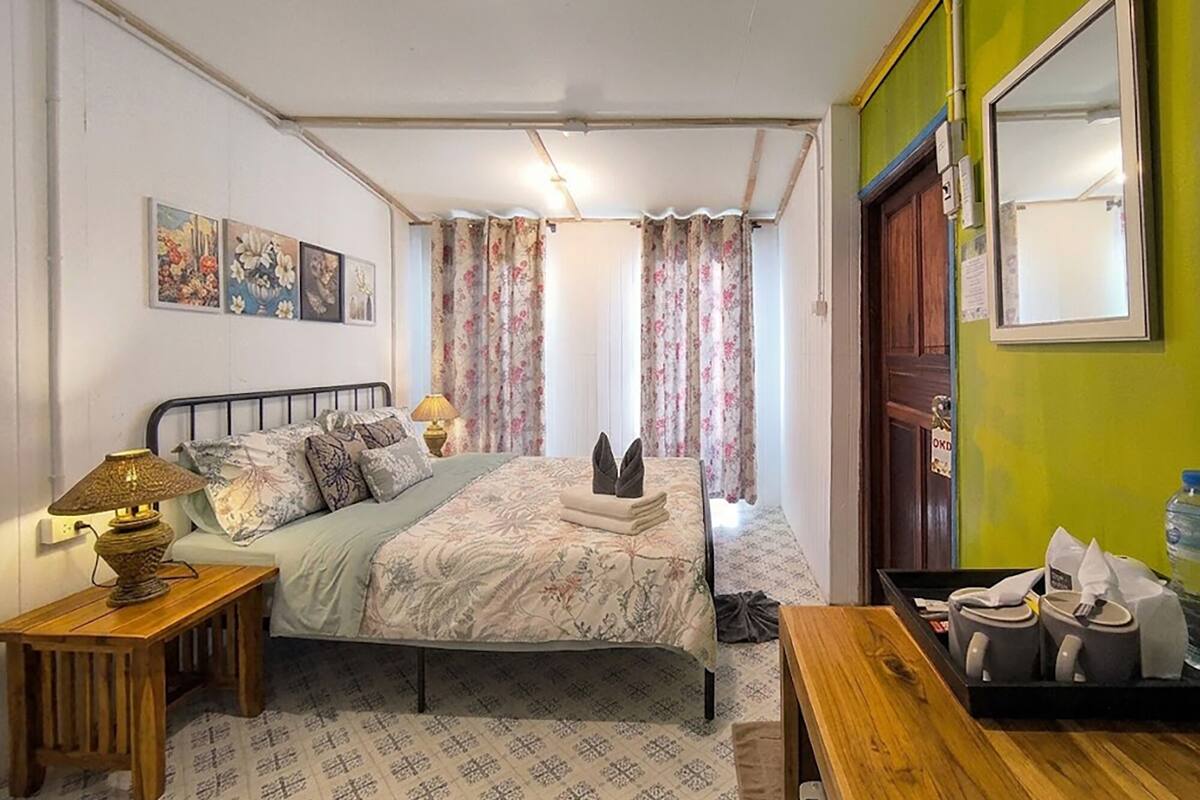 Habitación individual Deluxe | Escritorio, wifi gratis y ropa de cama