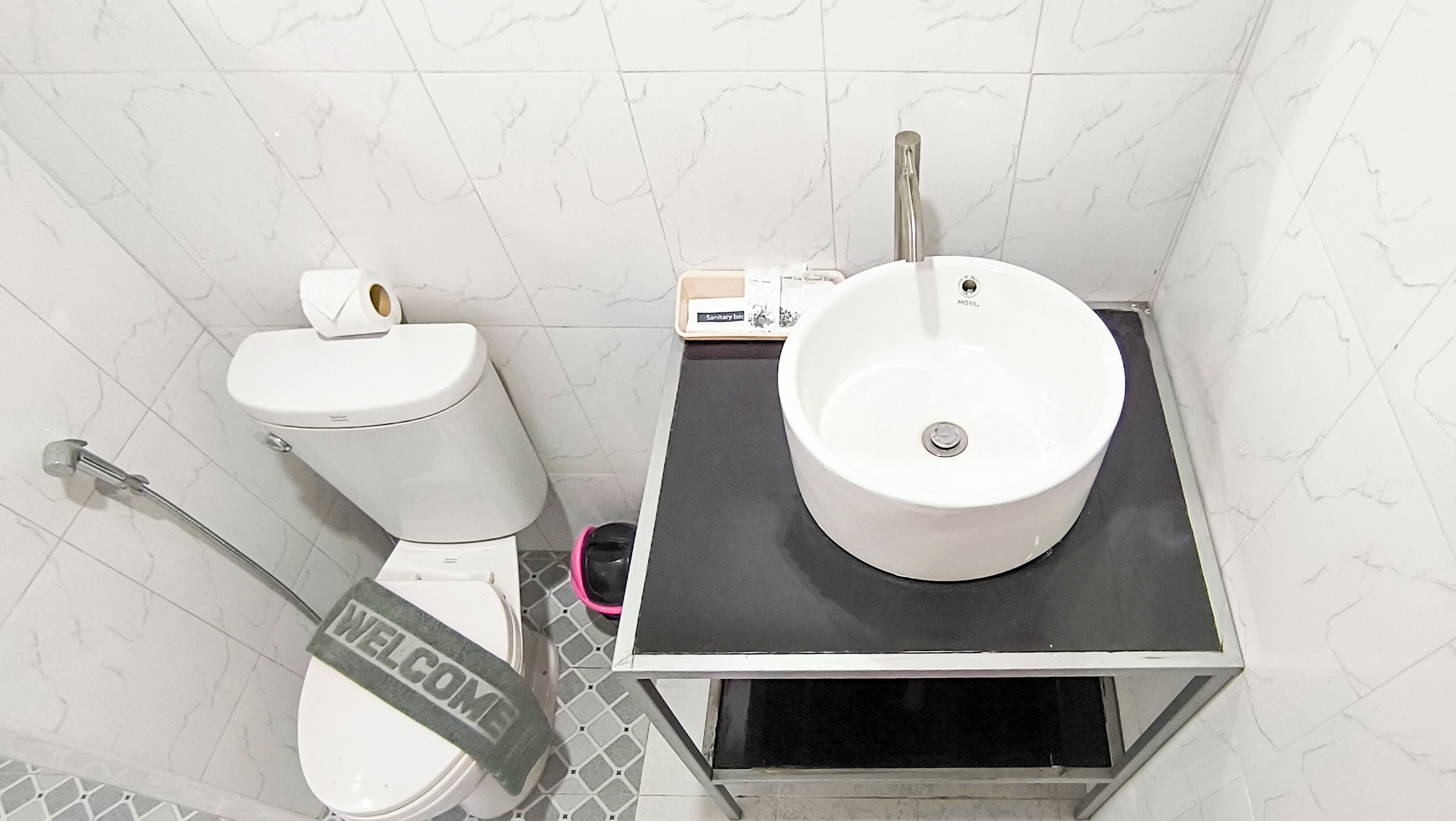 Et moderne badeværelse med toilet, bidet og vask.