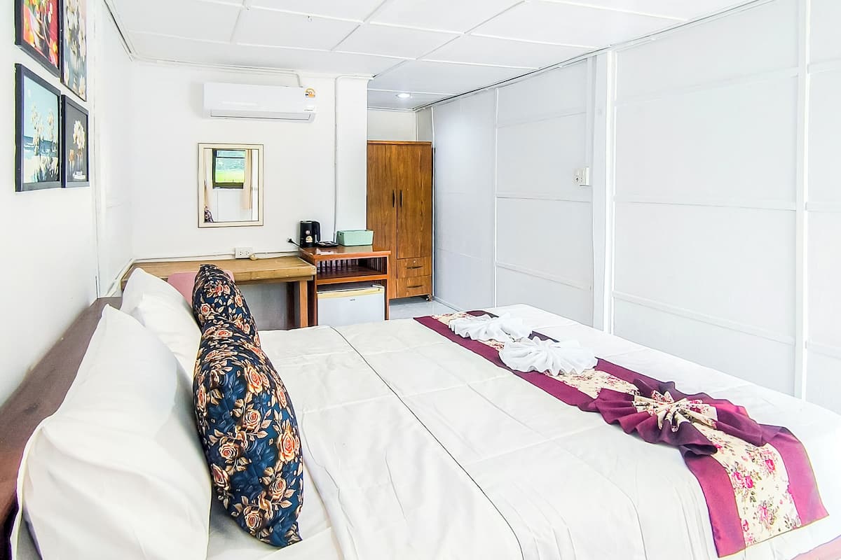 Desk, free WiFi, bed sheets