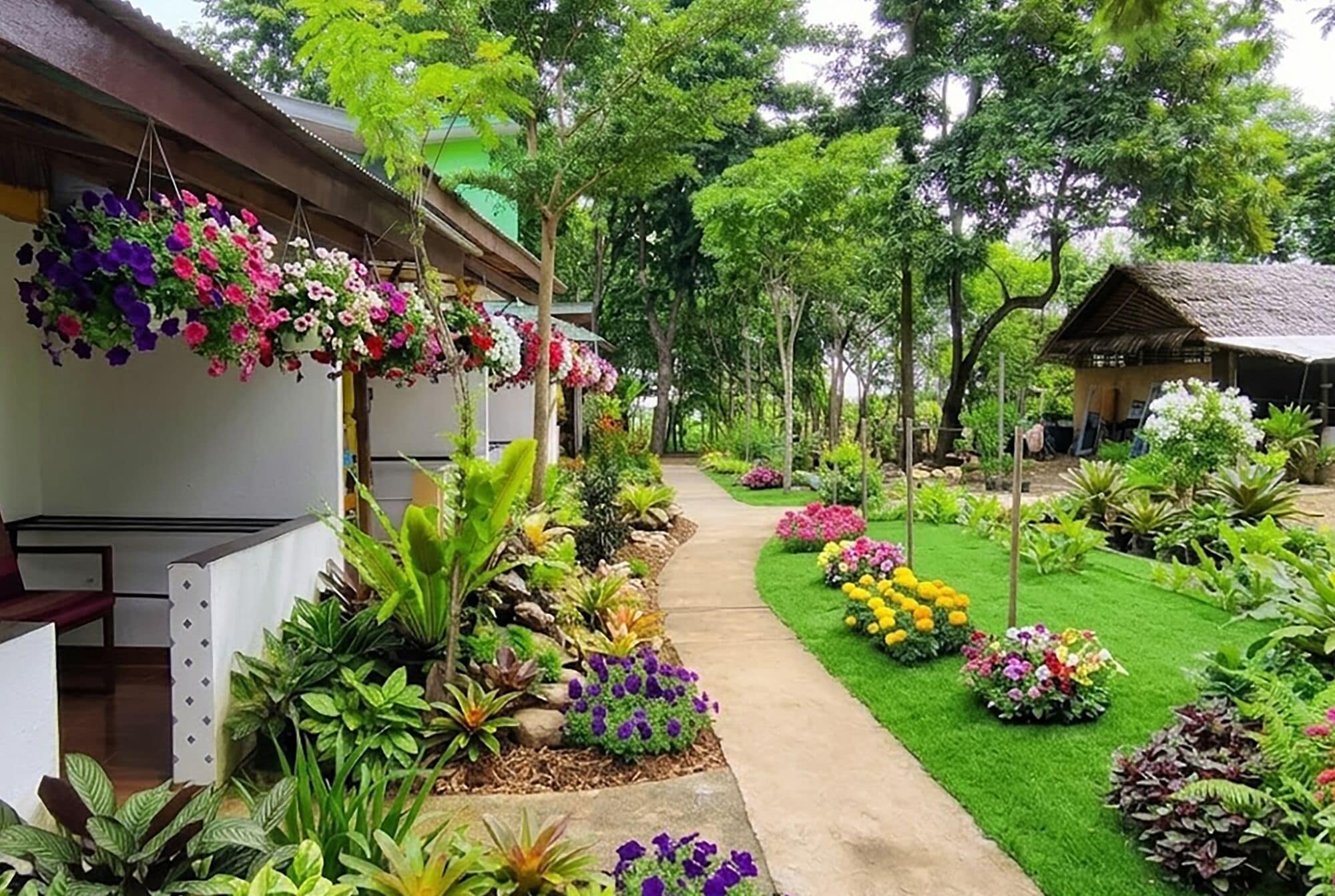 Um caminho serpenteia por um jardim exuberante, com diversas plantas e flores.