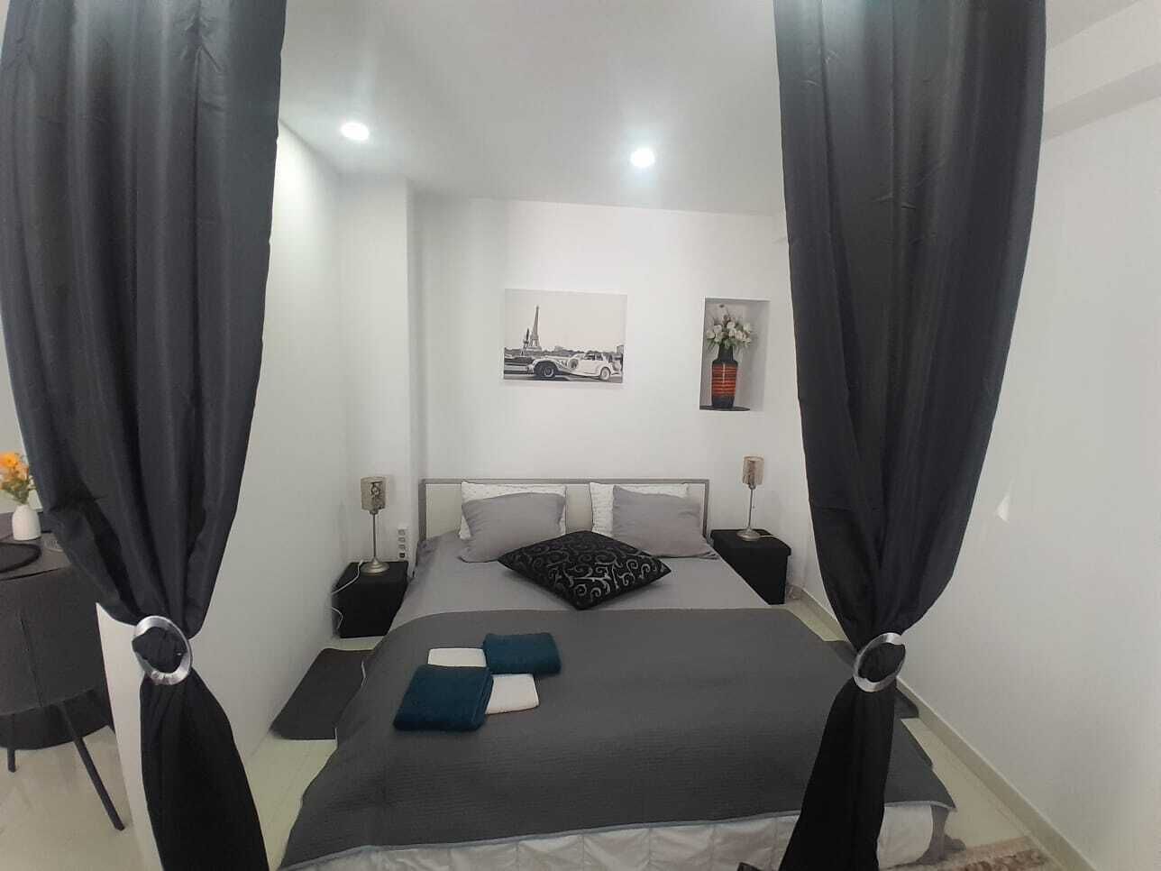 1 dormitori, escriptori i planxa i posts de planxar 