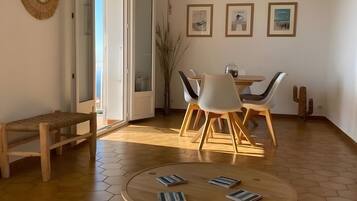 Een modern interieur met een ronde houten tafel, zeshoekig vloer en een eethoek met stoelen en een hanglamp.