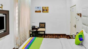 Deluxe Room | Iron/ironing board, free WiFi