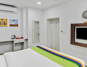 Deluxe Room | Iron/ironing board, free WiFi