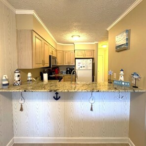 Kühlschrank, Mikrowelle, Ofen, Geschirrspüler