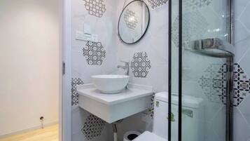 시니어 아파트, 침실 4개, 주방 | 욕실 | 무료 세면용품, 헤어드라이어, 슬리퍼, 샴푸