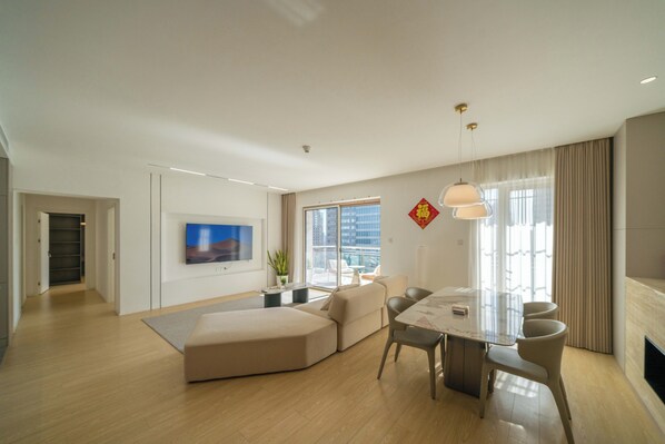 Apartamento sênior, 2 quartos, sacada | Wi-Fi de cortesia, roupa de cama