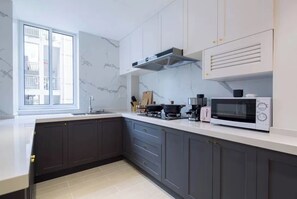 Senior Apartment, 4 Bedrooms, Kitchen | Private kitchen | Paper towels - Book and Bed - Lujiazui (Shanghai)