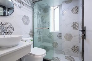 Senior Apartment, 4 Bedrooms, Kitchen | Bathroom | Free toiletries, hair dryer, slippers, shampoo - Book and Bed - Lujiazui (Shanghai)