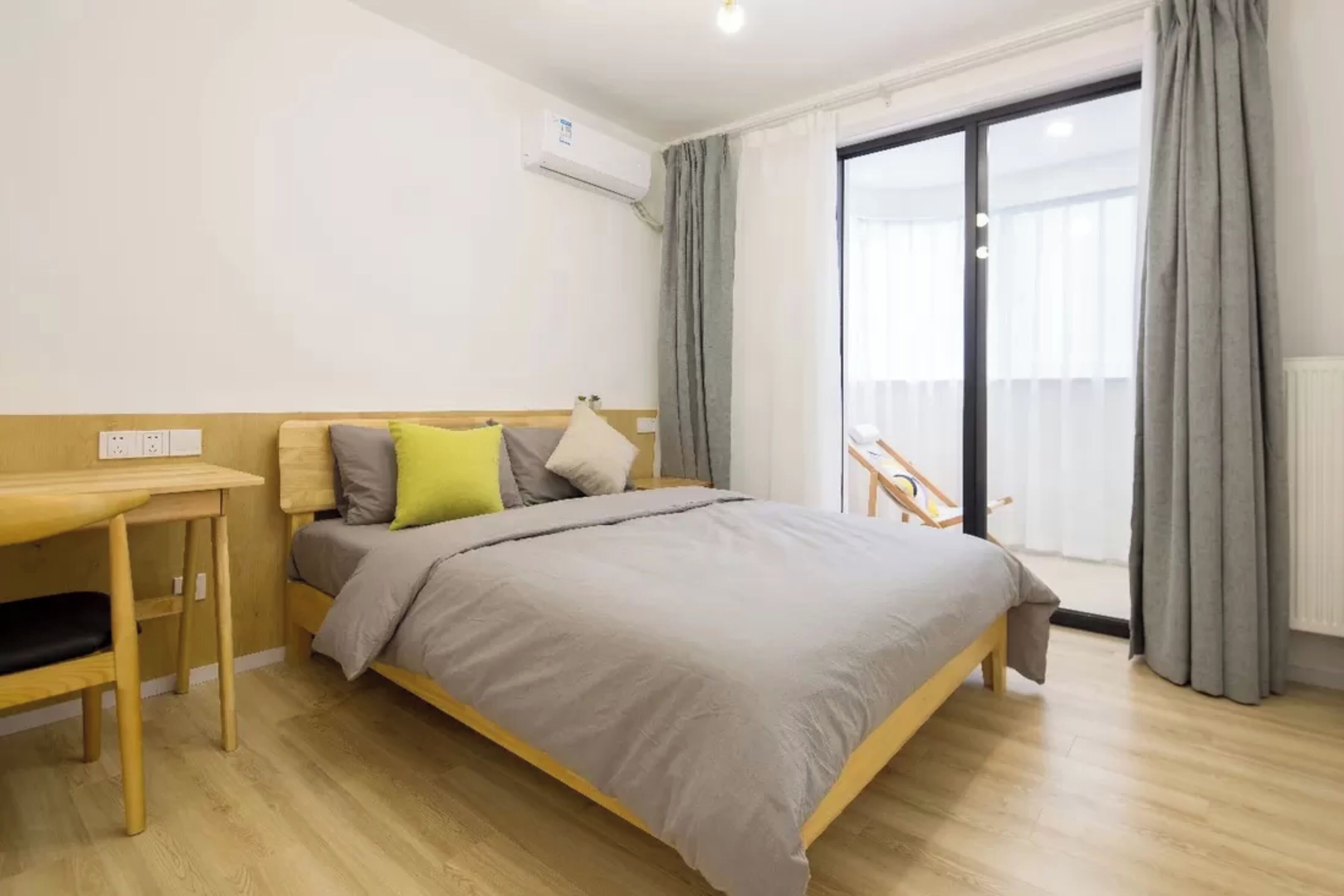 シニア アパートメント 4 ベッドルーム キッチン | 防音設備、WiFi (無料)、ベッドシーツ