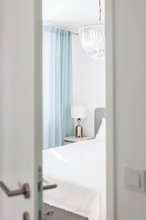 Desk, iron/ironing board, WiFi, bed sheets
