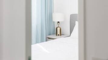 1 slaapkamer, een bureau, een strijkplank/strijkijzer, wifi