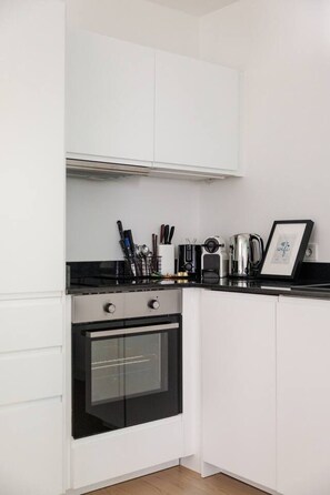 Fridge, oven, stovetop, dishwasher