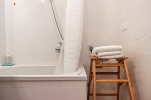Shower, hair dryer, towels - Cottage Zia Cherubina (Colle Brianza)