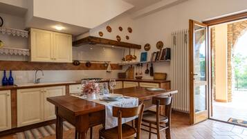 Kühlschrank, Ofen, Geschirrspüler, Wasserkocher mit Kaffee-/Teezubehör