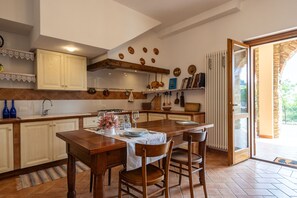 Kühlschrank, Ofen, Geschirrspüler, Wasserkocher mit Kaffee-/Teezubehör