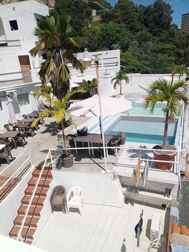 Hotel 10 minutes from the airport shuttle airport 24 hours breakfast included