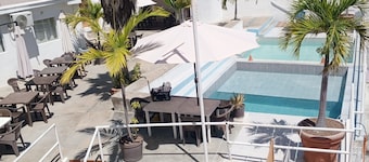 Hotel 10 minutes from the airport shuttle airport 24 hours breakfast included