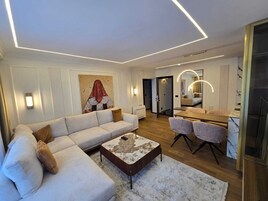 Deluxe Apartment, Balcony, River View | Desk, soundproofing, iron/ironing board, free WiFi