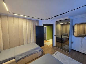 Apartament Comfort, vistes a la muntanya | Escriptori, habitacions insonoritzades i planxa i posts de planxar