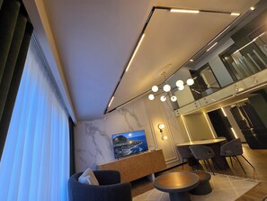 Apartament Comfort, vistes a la muntanya | Sala d'estar | Televisor de pantalla plana 