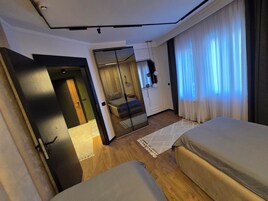 Comfort Apartment, Mountain View | Desk, soundproofing, iron/ironing board, free WiFi