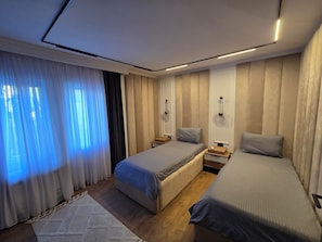 Apartament Comfort, vistes a la muntanya | Escriptori, habitacions insonoritzades i planxa i posts de planxar 