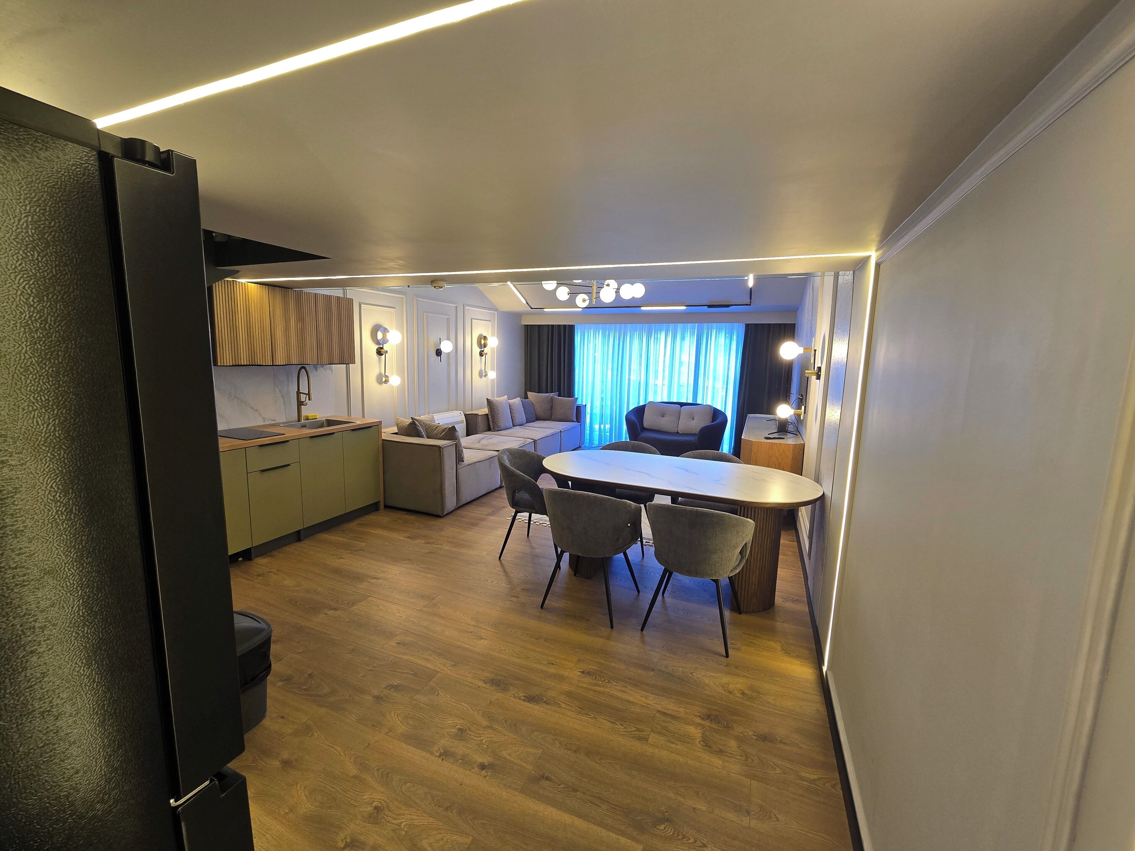 Una cocina moderna con comedor, un sofá y una silla.