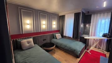 Apartamento Business, balcón | Escritorio, sistema de insonorización, tabla de planchar con plancha