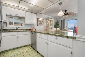 Condo, 2 chambres | Cuisine privée | Réfrigérateur, cafetière-théière, grille-pain