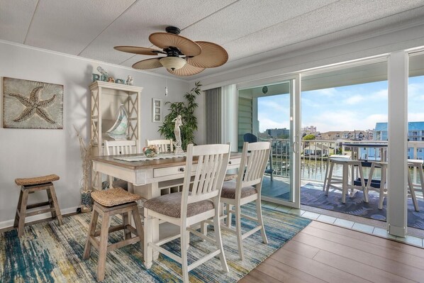 Condo, 2 chambres | Restauration