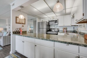 Condo, 2 chambres | Cuisine privée | Réfrigérateur, cafetière-théière, grille-pain