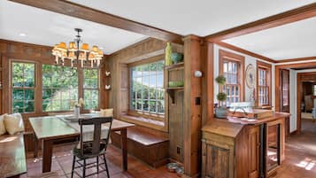 Villa, 5 Bedrooms | Dining