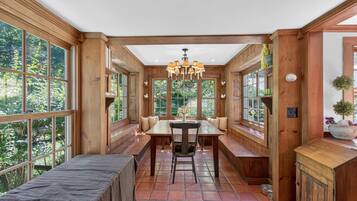 Villa, 5 Bedrooms | Tempat makan