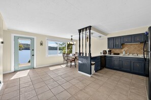 House, 3 Bedrooms | Private kitchen | Fridge, oven, coffee/tea maker, toaster