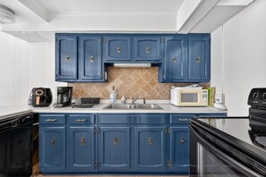 House, 3 Bedrooms | Private kitchen | Fridge, oven, coffee/tea maker, toaster