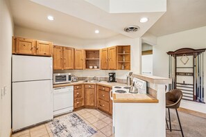 House, 4 Bedrooms | Private kitchen | Fridge, oven, coffee/tea maker, toaster