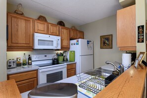 Condo, 1 Bedroom | Private kitchen | Fridge, oven, coffee/tea maker, toaster