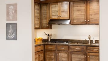 Estudio, 1 habitación | Cocina privada | Refrigerador, horno y cafetera y tetera