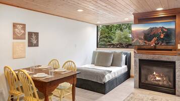 Studio, 1 Bedroom | Dining