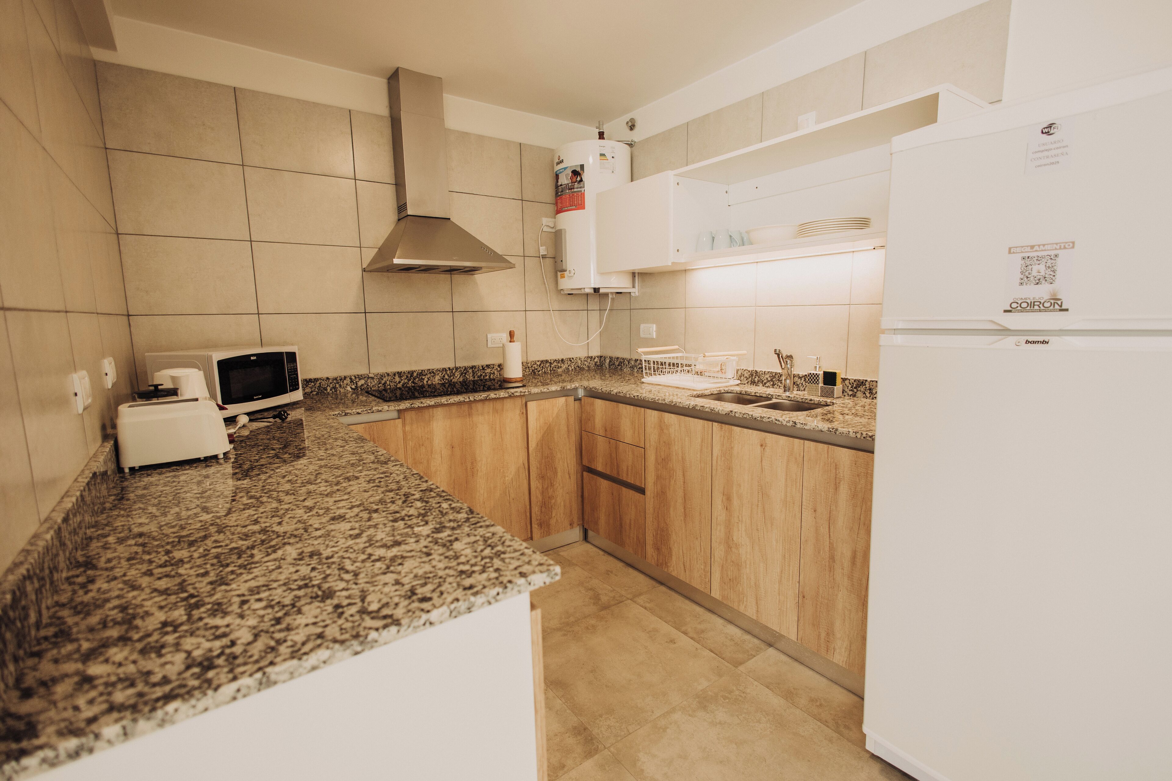 Departamento Deluxe, 2 habitaciones, balcón, vista a la ciudad | Cocina privada | Cafetera y tetera y tetera eléctrica 