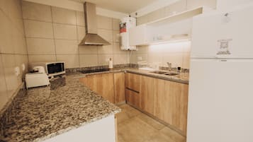 Apartament Deluxe, 2 dormitoris, balcó, vistes a la ciutat | Cuina privada | Cafetera i tetera i bullidora elèctrica