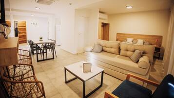 Lägenhet Deluxe - 1 sovrum - balkong - utsikt mot staden | Mörkläggningsgardiner, ljudisolering och gratis wi-fi