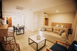 Appartamento Deluxe, 1 camera da letto, balcone, vista città | Tende oscuranti, insonorizzazione, Wi-Fi gratuito