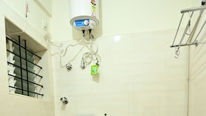 Une petite salle de bain avec des toilettes, une douche et un lavabo.