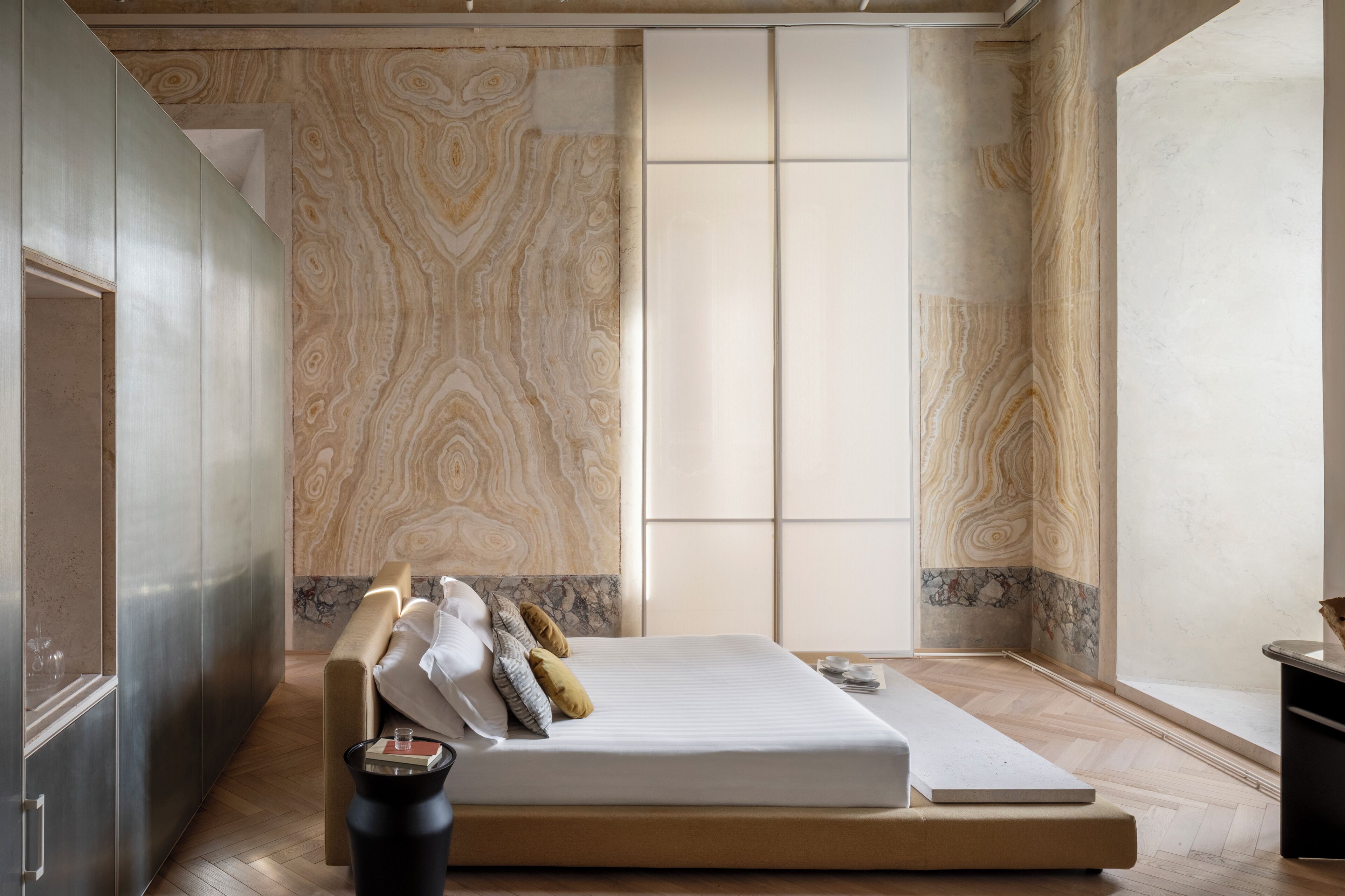 ألحفة محشوة بالريش وميني بار وخزنة داخل الغرفة وطراز فريد لكل وحدة