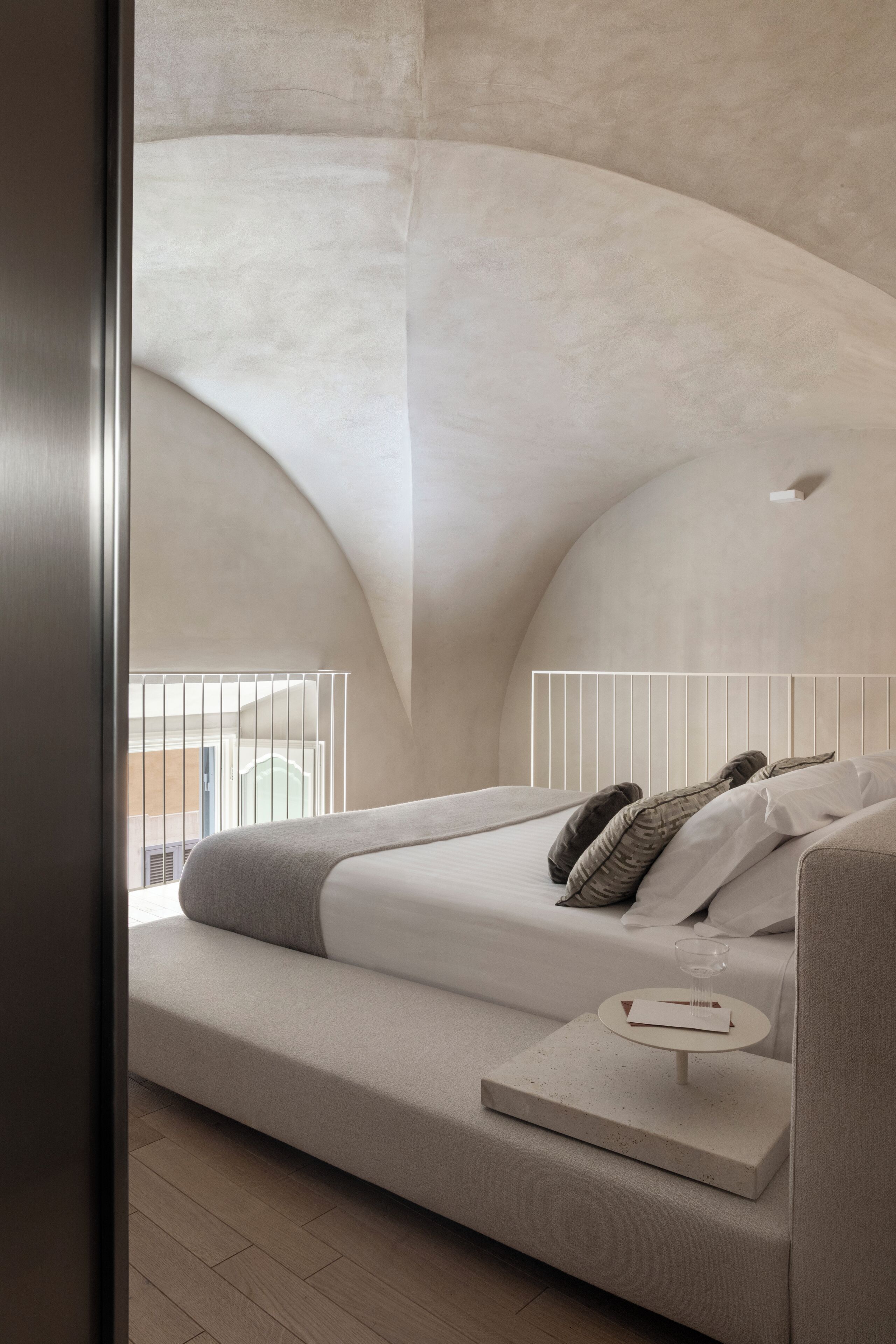 Habitación familiar, vistas a la ciudad | Caja fuerte, mobiliario individual, escritorio